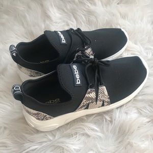 Black tennis shoes with snake print detail